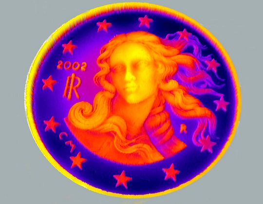 Die digital-holografische Messtechnik kann mikrometerfeine Strukturen in weniger als einer Sekunde erfassen. Hier ein kleiner Überblick von den damit sich beschäftigenden Experten, des Fraunhofer-Instituts für Physikalische Messtechnik.(Bild:  Fraunhofer-IPM)