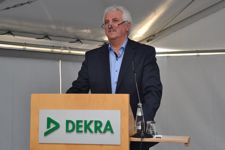 „Immer mehr Technik soll den Unsicherheitsfaktor Mensch in Teilen ersetzen. Dazu muss sie perfekt und unabhängig funktionieren. Diesbezüglich sind alle Fahrzeugüberwacher herausgefordert“, sagte der Chef der Dekra Automobil zu... (Foto: Michel)