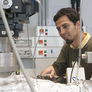 Christoph Rameshan trennt die einzelnen Komponenten des Katalysators und analysiert sie in Modellsystemen einzeln.