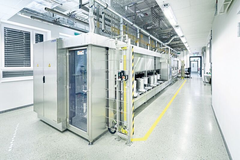 Abb. 3: Ein Labordosierautomat unterstützt die Mitarbeiter. Er kann auf über 300 flüssige Rohstoffe zugreifen, aus denen er Standard-Lackproben erstellt.  (www.ralfbaumgarten.de / BASF)
