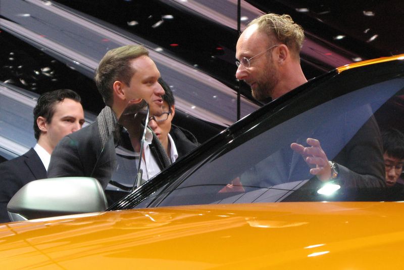 Dagegen konnte sich Audis Chefdesigner Marc Lichte (re.) mehr darauf konzentrieren, Interessenten den aktuellen Look der Marke näher zu bringen. (Seyerlein/»kfz-betrieb«)