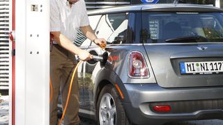 Ein Elektroauto an der Ladesäule: Wie schnell kann da einmal das Ladekabel oder der Stecker unter die Räder kommen. Die Überfahrtests des TÜV SÜD sorgen für mehr Sicherheit. (Bild: TÜV SÜD)