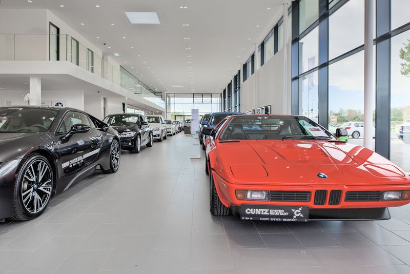 Bis zu 20 Neuwagen haben im Autohaus und unter dem Vordach Platz. (Autohaus Cuntz)