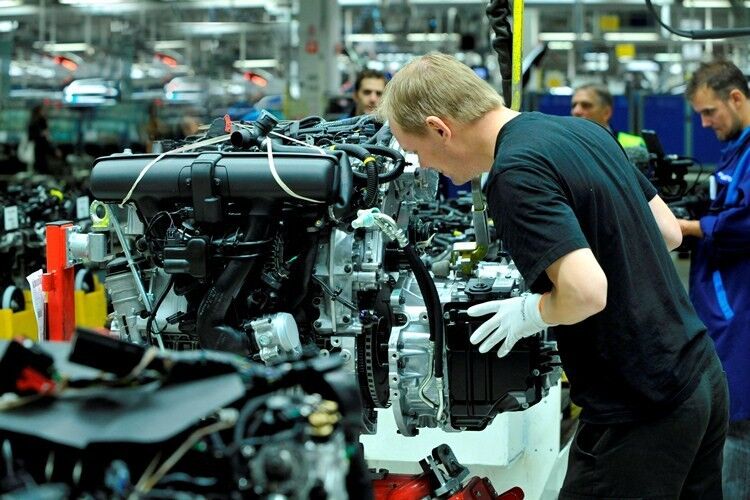 Produktion des Volvo V60 Plug-in-Hybrid auf einem Band mit anderen Modellen. (Volvo)