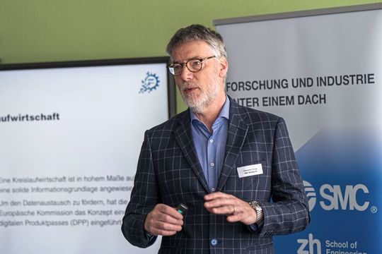 Alessandro Grizzetti, Head of Digital Business EMEA der SMC Schweiz AG, zeigte auf, wie das Unternehmen die enge Zusammenarbeit mit der ZHAW nutzt, um sich bei seinen Kunden als Technologiepartner zu positionieren.(Bild:  SMC Schweiz AG)