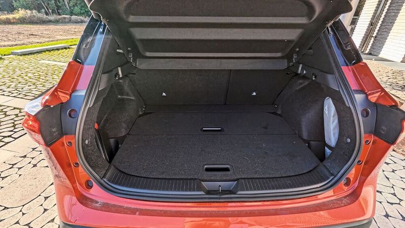 Auch in Sachen Transportkapazität bzw. Laderaumhöhe macht sich das abfallende Heck negativ bemerkbar. Das Kofferraumvolumen beträgt gemäß VDA Messung 455 Liter, bei umgelegten Rücksitzlehnen sind es 1.379 Liter. Praktisch sind die beiden Fächer, die sich unterhalb des normalen Kofferbodens befinden. Die Heckklappe öffnet und schließt sich serienmäßig elektrisch durch Betätigung eines Tasters oder nach einer Fußbewegung unter der Heckstoßstange.  (Bild: Dominsky – VCG)