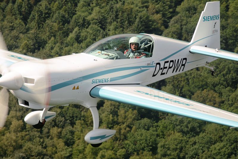 Jungfernflug: Erstmals fliegt ein Flugzeug der Zertifizierungs-Kategorie CS23 mit Permit-to-Fly rein-elektrisch. Der Siemens-Motor hat eine Leistung von 260 KW und ein Gewicht von nur 50 kg – laut Siemens verfügt er damit über ein Rekord-Leistungsgewicht. (Siemens)