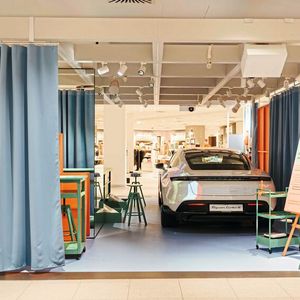 Die Idee des neuen Konzepts besteht darin, dass sich Kunden mit Beamer-Technologie ihren eigenen Porsche Taycan gestalten und diesen dann in digitaler Form mit nach Hause nehmen können.(Bild:  Jan Liebel)