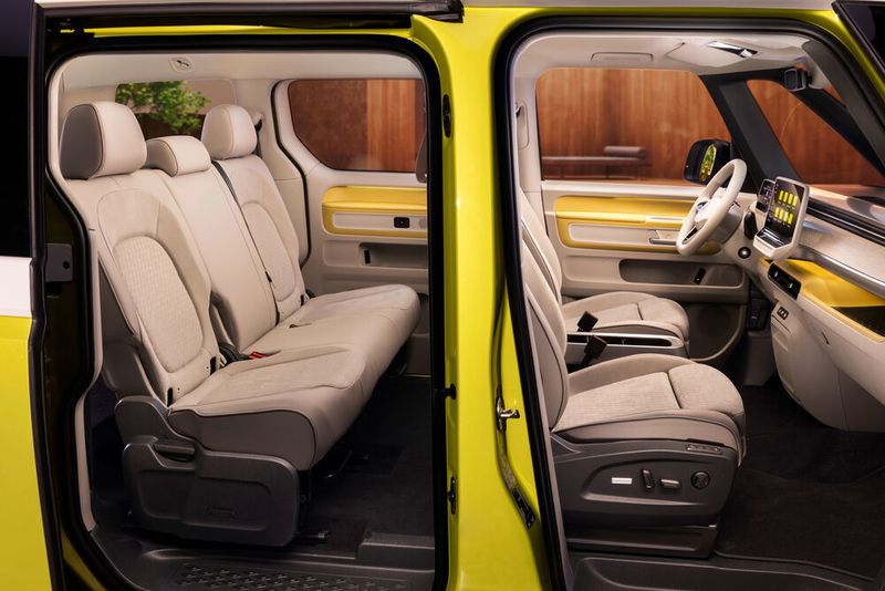 Serienmäßig wird der ID. Buzz in der Normallänge mit fünf Sitzplätzen auf den Markt kommen. Fahrer- und Beifahrer nehmen auf Einzelsitzen Platz. (Volkswagen AG)