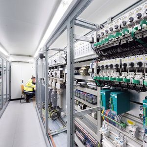 Um das Modernisierungsprojekt im Splittwerk möglichst schnell und reibungslos zu realisieren, wurden Leitstand und Elektrotechnik in einem Container angeliefert.(Bild:  Peter Obenaus/ Eaton)