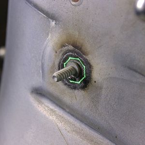 Im Prototypenbau kommt Werklicht unter anderem beim Bolzenschweißen zum Einsatz. Werklicht projiziert dabei die exakte Position der einzelnen Bolzen auf das Karosserieblech. Nach kurzem Anreißen der projizierten Bolzenposition kann der Bolzen gesetzt werden. Damit macht Werklicht den zeit- und kostenaufwendigen Einsatz von Koordinatenmessmaschinen überflüssig und erzielt Zeiteinsparungen von bis zu 75 %.