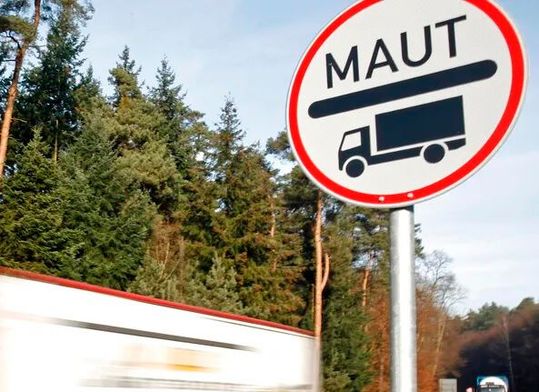 Wie der dpa jetzt zu Ohren gekommen ist, fordern Logistikverbände, dass die auf CO2-Emissionen basierende Lkw-Maut doch bitte vernünftig verwendet werden sollte. Dabei denkt man an die Umrüstung der Lkw-Flotten auf klimaneutrale Antriebe.(Bild:  S. Offenberger)
