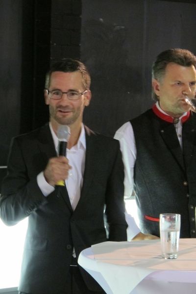 Der ehemalige Fußballprofi Michael Wiesinger und Jürgen Herberich, Geschäftsführer Hesch Industrietechnik (v.li.) sprechen über Motivation. (Bild: Ernhofer/PROCESS)