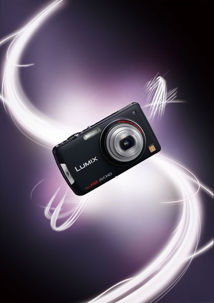 Bei der Lumix FX700 kann der Auslöser mit Antippen des Touchscreens ausgelöst werden.Komplettiert wird die Kamera mit einem MOS-Sensor mit 14 Megapixel Auflösung und erweiterte Foto- und Videofunktionen. (Archiv: Vogel Business Media)
