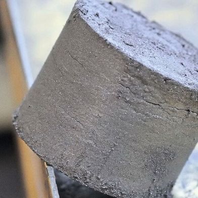 Trocken: Briketts aus Schleifschlamm ohne Schleiföle und Kühlschmiermittel lassen sich problemlos entsorgen. (Bild: Ruf)