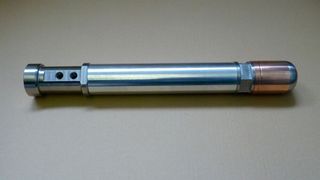 Gießkolbenstange mit Stoßdämpfereffekt! Vorne rechts ist der Gießkolben, der in die Stange aus einer elastischen Aluminium übergeht. Diese Entwicklung der Aage Aalener Gesellschaft für Aluminiumlegierungen hat den Thinking Oktober eingeheimst. Erfahren Sie hier, warum. (Aage)