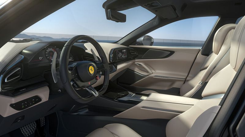 Bis auf den bekannten Drehknopf „Manettino“ sind die meisten Knöpfe als Touch-Sensoren in Klavierlackoptik ausgelegt. (Bild: Autoren-Union Mobilität / Ferrari)