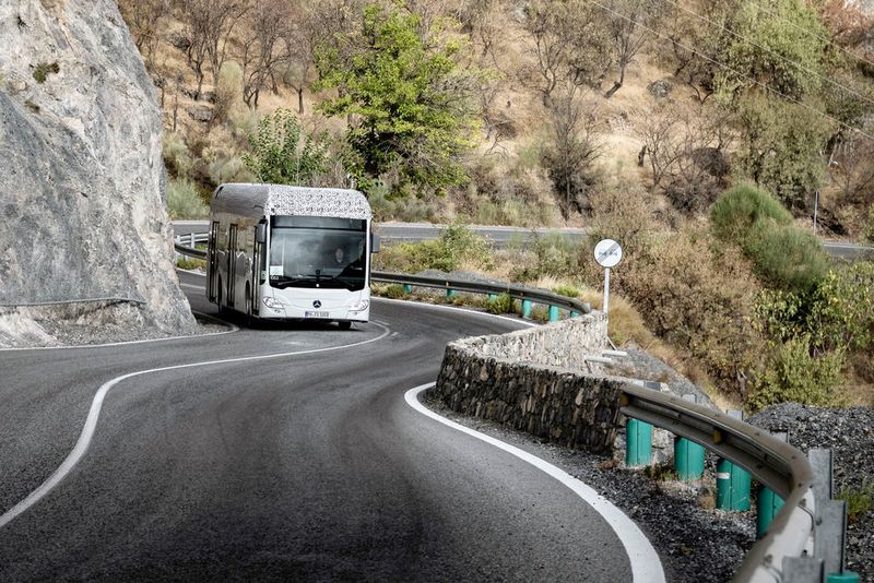 Prototypen des E-Busses haben bereits Tests am Polarkreis und in der spanischen Sierra Nevada bestanden. (Daimler)