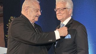Glückwunsch: ZDK-Präsident Jürgen Karpinski steckt Harry Brambach die Ehrennadel in Gold an. (Bild: Zietz/»kfz-betrieb«)