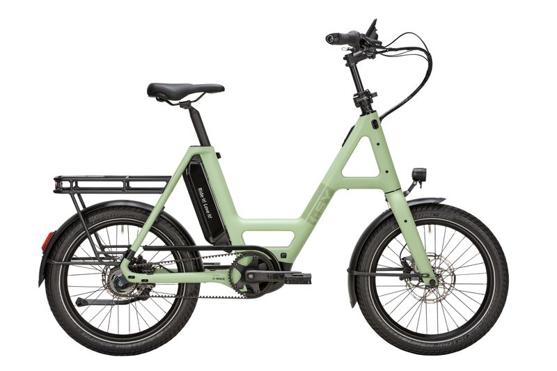 Das Kompakt-E-Bike „Skyfly E5 ZR F PX“ von I:sy  kombiniert ein geringes Gesamtgewicht mit einem drehmomentstarken Mittelmotor. Als Kraftquelle dient der Bosch-Performance-Line-PX-Motor mit einem Drehmoment von 90 Newtonmetern, der seine Energie aus einem Bosch-Power-Pack-Akku mit 545 Wattstunden bezieht. Gesteuert wird das System über das Bosch-Kiox-500-Display mitsamt einer Mini-Remote am Lenker. Der Rahmen und die Gabel bestehen komplett aus Carbon, wodurch das Gesamtgewicht bei rund 19,6 Kilogramm liegt. Ein über dem Tretlager platziertes Verstärkungsrohr dient zeitgleich als Tragegriff, um das Heben des Rades beim Transport im Auto, Zug oder Treppenhaus zu erleichtern. Für den Gangwechsel zeichnet sich eine Shimano-Fünf-Gang-Nabenschaltung mit Freilauf verantwortlich, die mit einem Zahnriemen von Gates kombiniert wird. Optional ist auch eine Variante mit Rücktritt erhältlich. Breite Ballonreifen sorgen auf den 20-Zoll-Laufrädern für spürbaren Fahrkomfort und gleichen Unebenheiten aus, während hydraulische Scheibenbremsen für die nötige Bremsleistung sorgen. Das Rad wird in einer Universal-Rahmengröße angeboten und lässt sich über Schnellspanner flexibel an die Körpergrößen verschiedener Fahrer anpassen. Faltpedale und der eindrehbare Lenker reduzieren die Stellbreite auf 30 Zentimeter, was das Abstellen auf engem Raum begünstigt. Das zulässige Gesamtgewicht beträgt 150 Kilogramm. Das Modell gibt es ab dem kommenden Modelljahr in den Farben „Dotty Grey“, „Stardust Carbon“, „UD Carbon“ und „Light Blue“ erhältlich und kostet ab 5.799 Euro.  (Bild: www.isy.de | pd-f)