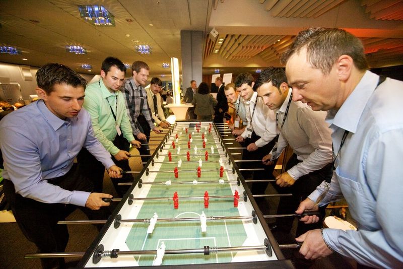 Auf der Abendveranstaltung erwartet die Teilnehmer natürlich im EM-Jahr 2012 auch einiges zum Thema Fußball. So wird beispielsweise auch das Gruppenspiel Deutschland-Niederlande übertragen! (Bild: Dassault Systèmes)