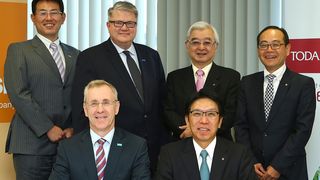 Bei der Gründung des Joint-Ventures: Vorne, von links: Dr. Joerg-Christian Steck, Representative Director & President of BASF Japan, Shigeru Takaragi, President, TODA KOGYO CORP. (Bild: BASF)