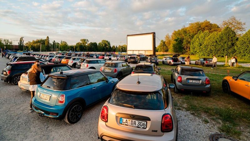 Mitte Mai lud Hofmann Automobile zur zweiten Hofmann Mini Movie Night nach Abensberg ein. Über 200 Gäste wollten sich das Open-Air-Kino-Event nicht entgehen lassen. (Bild:  Hofmann Automobile)