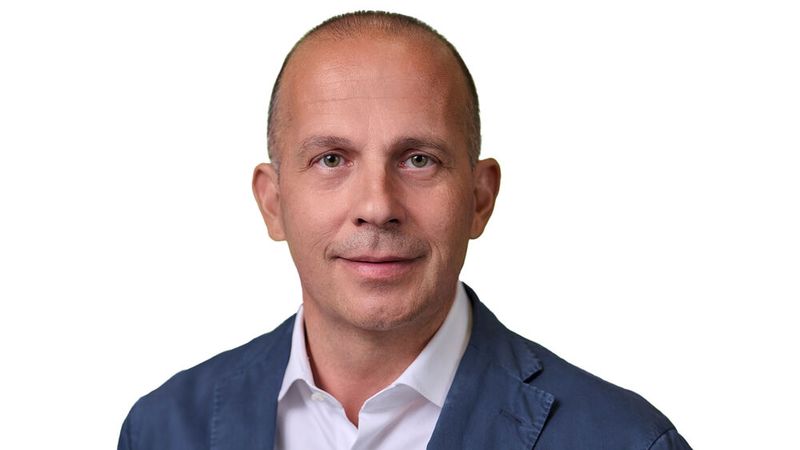 Achim Schaible, Vorsitzender und Sprecher der Geschäftsführung Volkswagen Deutschland: „Für 2026 erwarten wir ein Gesamtmarktniveau ähnlich dem Vorjahr und blicken optimistisch auf die Entwicklung von Volkswagen Pkw. Bereits 2025 konnte die Marke ihre Position als Marktführer in Deutschland weiter ausbauen – dank eines jungen, breit aufgestellten Produktportfolios. Der neue T-Roc, unser Bestseller im Privatkundensegment, feierte kürzlich erfolgreich seine Markteinführung. 2026 begeistern wir unsere Kunden mit weiteren neuen vollelektrischen Modellen: Neben einem Update des ID.3 folgen der neue ID. Polo, der ID. Polo GTI sowie der ID. Cross. Damit erschließen wir neue Segmente und setzen emotionale Akzente. Ein zentraler Erfolgsfaktor bleiben unsere Partnerbetriebe, die im Vertrieb und Aftersales täglich für höchste Kundenzufriedenheit sorgen. Mit der Integration von BEV-Fahrzeugen in unser Eigenhandelsgeschäft schaffen wir die Basis für profitables Wachstum und maximale Ausschöpfung von Kundenpotenzialen.“ (Bild: Volkswagen AG)