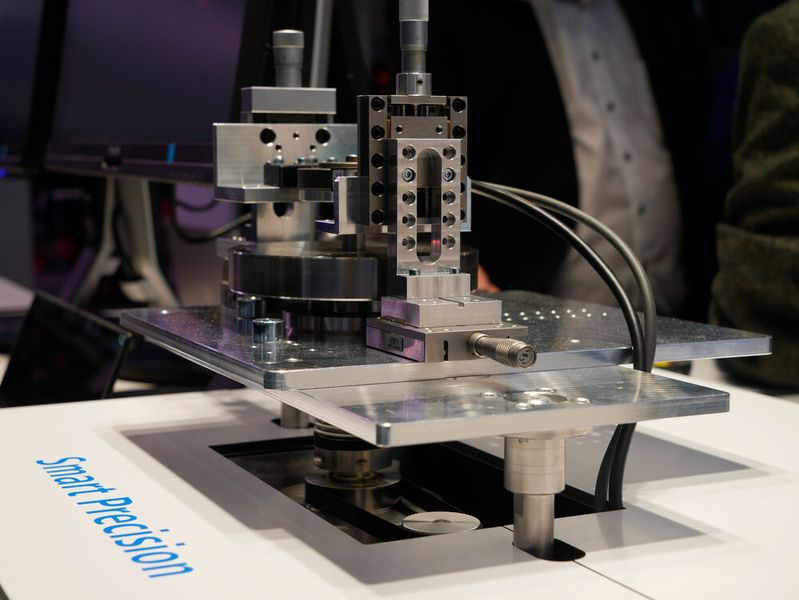 Baumer demonstrates with its demonstrator how sensitive the company's sensors are. The system detects imbalance in the gearbox and can compensate for it to prevent damage. (Image:Sandro Kipar/VCG)