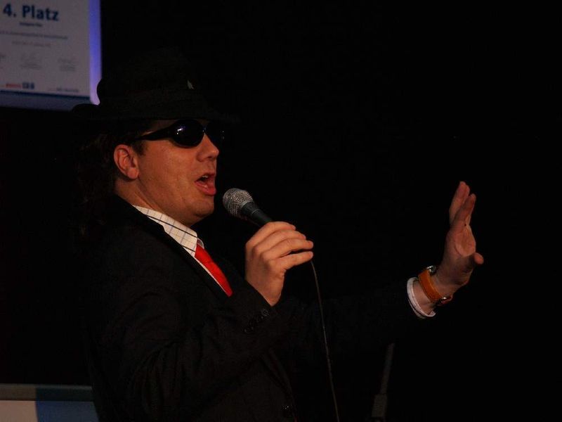 Stimmenimitator Jörg Hammerschmidt lockerte die Stimmung als Udo Lindenberg, aber auch als Horst Schlämmer, Angela Merkel oder Franz Beckenbauer. (Archiv: Vogel Business Media)