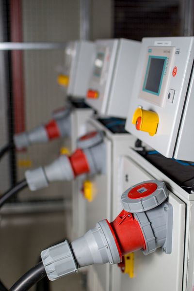 Darüber hinaus wird die Neuentwicklung von Produkten mit vorbereitenden Prüfungen begleitet, um an den international anerkannten Prüfinstituten Norm-Typprüfungen erfolgreich zu bestehen. (Markus Wahl - www.markus-wahl.de)