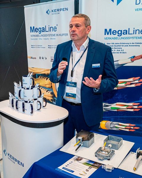 Am Stand von Kerpen Datacom mit Ralph Vetter (Bild: dtm group)