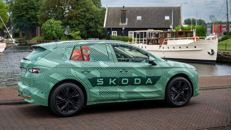Der Elroq streckt sich über 4,50 Meter. Er ist damit kürzer als der Enyaq, hat aber dennoch viel Platz im Innenraum. (Bild: Skoda)