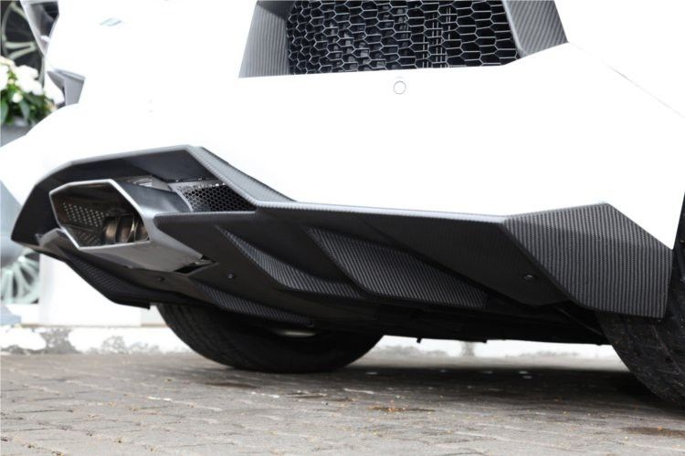 Die Abgasanlage des Lambos wurde durch eine Edelstahlausführung ersetzt. (Capristo)