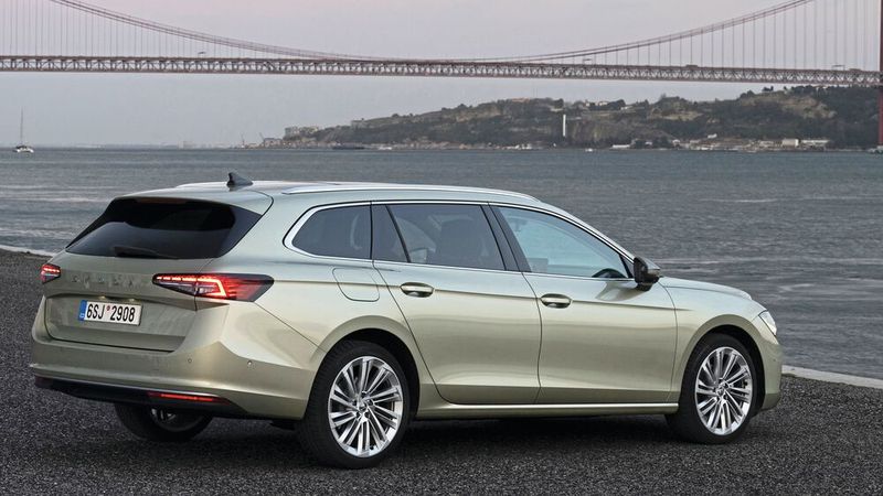 Die vierte Generation des Skoda-Flaggschiffs ist nun 4,90 Meter lang. (Bild: Skoda)