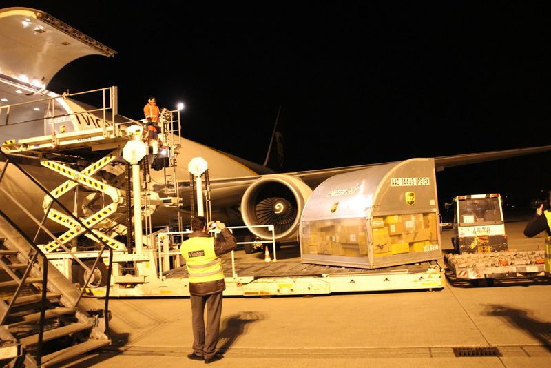 Die Pakte werden zum jeweiligen Flugzeug transportiert und eingeladen. (Bild: Sonnenberg)