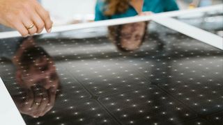 Diese integrierten Solarmodule liefert Sono Motors an den Leicht-Lkw-Hersteller Ari.
 (Bild: Ari Motors)