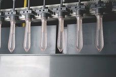 Als Medizinprodukte müssen Komdome hohe Qualitätsanforderungen erfüllen. Im Bild zu sehen: ein Berstversuch. (Bild: Ritex)
