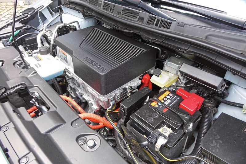 Unter der Motorhaube sitzt der E-Motor mit 110 Kilowatt Leistung (150 PS). (Sven Prawitz/»Automobil Industrie«)