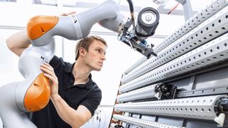 Mit digitalen Lösungspaketen wollen Kuka und T-Systems den Mittelstand unterstützen.  (Bild: Kuka / Claus Brechenmacher & Reiner Baumann)