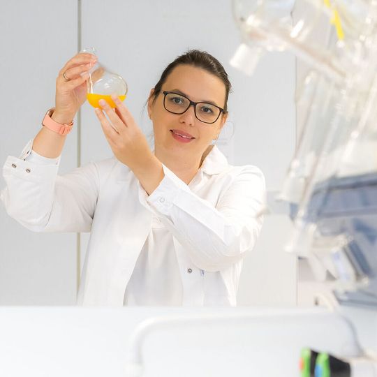 „Wir brauchen ganz viele Tonnen unterschiedlichster Terpene pro Jahr und das heißt, wir müssen diese auch effizient und nachhaltig synthetisch herstellen können – das ist ein großes Problem“, sagt Prof. Dr. Tanja Gulder, Lehrstuhlinhaberin für Biomimetische Katalyse der Universität Leipzig. „Wir brauchen ganz viele Tonnen unterschiedlichster Terpene pro Jahr und das heißt, wir müssen diese auch effizient und nachhaltig synthetisch herstellen können – das ist ein großes Problem“, sagt Prof. Dr. Tanja Gulder, Lehrstuhlinhaberin für Biomimetische Katalyse der Universität Leipzig.