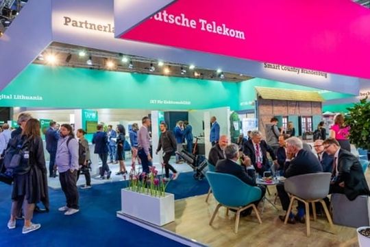 (Die Deutsche Telekom präsentierte sich auf der SCCON in Nachbarschaft zu hub27. (Bild: Deutsche Telekom))