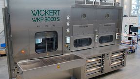 So sieht eine reinraumtaugliche Hydraulikpresse von Wickert Maschinenbau zum Beispiel aus. Damit in diesen sensiblen Bereichen nichts schiefgehen kann, besteht das Gehäuse aus rostfreiem Stahl. Ihre Konturen sind außerdem reinigungsfreundlich ausgeführt. Doch das ist noch nicht alles ... (Bild: Wickert)