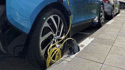 Ladebordsteine sollen recht einfach die Ladeinfrastruktur verbessern. Die Notwendigkeit wächst, da sich E-Autos weiter verbreiten.(Bild:  Rheinmetall)