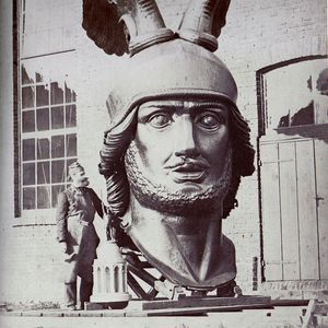 Hermanns Kopf: Ernst von Bandel mit dem Kopf des Hermannsdenkmals in seiner Werkstatt in Hannover