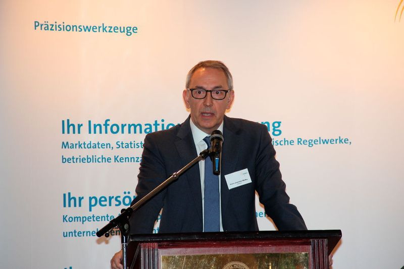 Hans-Joachim Molka, stellvertretender Vorsitzender des VDMA Präzisionswerkzeuge und Vorsitzender der Fachabteilung Spannzeuge: „In der Spanntechnik haben mehr als 40 % der Unternehmen in 2015 Personal aufgebaut. Trotz der schwächeren Wachstumsprognose plant auch in 2016 jedes vierte Unternehmen weitere Einstellungen.“ (Bild: Sonnenberg)