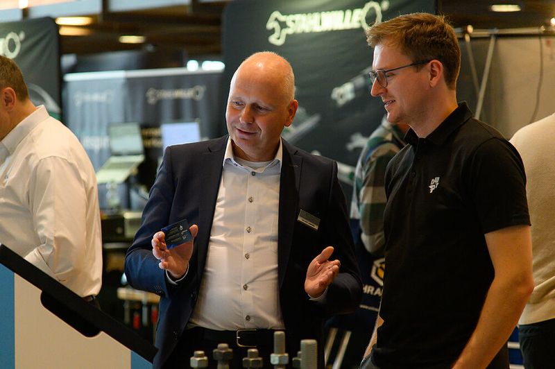 Der rege Fachaustausch überzeugt jedes Mal aufs Neue Teilnehmer und Aussteller der Schraubtec. (Bild: Stefan Stark/VCG)