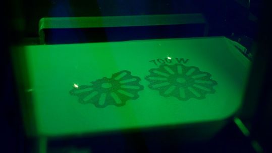 Beim Auftritt auf der Formnext 2024 legt Trumpf einen Fokus auf das verbesserte 3D-Druck-System Truprint 3000. Lesen Sie hier, welche Features diese Anlage zur additiven Fertigung von Metallteilen jetzt noch leistungsfähiger machen ...(Bild:  Trumpf)