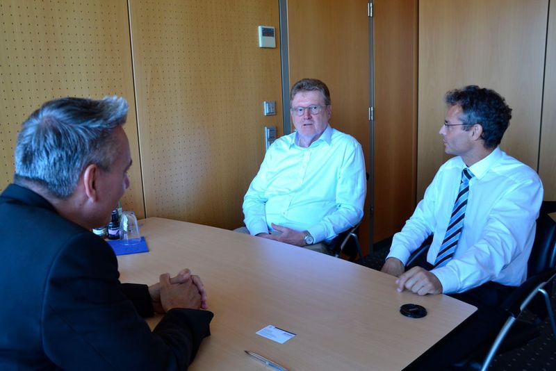 »kfz-betrieb«-Chefredakteur Wolfgang Michel (v.li.) im Gespräch mit Rudolf Wohlfahrt, Mitglied der Geschäftsleitung der Emil Frey Gruppe und CEO Deutschland, sowie Detlef Barthelmes, Geschäftsführer EF Autocenter Kassel und Mainfranken. (Mauritz)