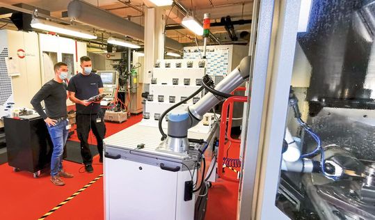 Weil Fachkräftemangel herrscht, nutzt Thales in Ulm ein mobiles System mit Cobot, um eine Fräsmaschine automatisch zu beladen. (Bild:  Thales)